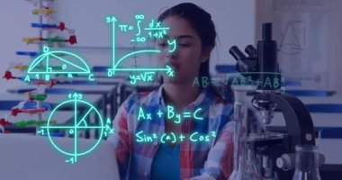 Fen laboratuarındaki melez kız öğrenci üzerinde denklem ve veri işleme animasyonu. Küresel eğitim, öğrenim, okul, dijital arayüz ve dijital olarak oluşturulan veri işleme kavramı.