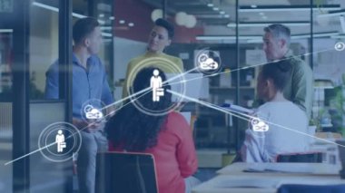 Ofiste birlikte tartışan çeşitli meslektaşlar takımının dijital simge ağının animasyonu. Küresel ağ ve iş teknolojisi kavramı