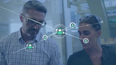 Ofisteki merdivenlerde konuşan beyaz erkek ve kadın üzerinde profil simgelerinin oluşturduğu bir ağ animasyonu. Küresel ağ ve iş teknolojisi kavramı