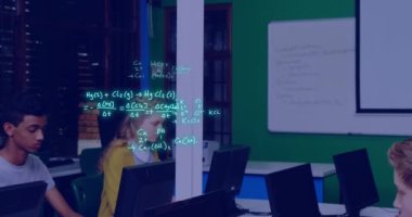 Çeşitli öğrenciler üzerinde denklem ve veri işleme animasyonları. Küresel eğitim, öğrenim, okul, dijital arayüz ve dijital olarak oluşturulan veri işleme kavramı.