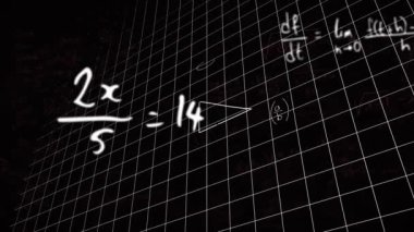 Matematiksel denklemlerin ve formüllerin animasyonu şebeke ağının üzerinde siyah arkaplana karşı yüzüyor. Okul ve eğitim kavramı