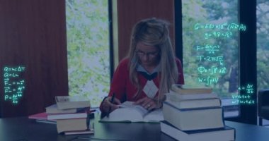 Kafkas kız öğrencinin veri işleme animasyonu. Küresel eğitim, öğrenim, okul, dijital arayüz ve dijital olarak oluşturulan veri işleme kavramı.