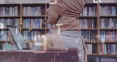 Çift ırklı kız öğrenci üzerinde veri işleme animasyonu. Küresel eğitim, öğrenim, okul, dijital arayüz ve dijital olarak oluşturulan veri işleme kavramı.