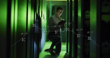 Sunucu odasında dijital tablet kullanan beyaz kadın mühendis hakkında veri işleme animasyonu. Bilgisayar arayüzü ve iş veri depolama teknolojisi kavramı