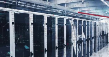 Bilgisayar sunucu odasına karşı veri işleme ve pleksus ağlarının animasyonu. Bilgisayar arayüzü ve iş veri depolama teknolojisi kavramı