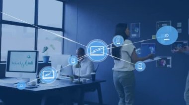 Ofisteki belgeler üzerinde tartışan çeşitli erkek ve kadınların dijital simge ağının animasyonu. Küresel ağ ve iş teknolojisi kavramı