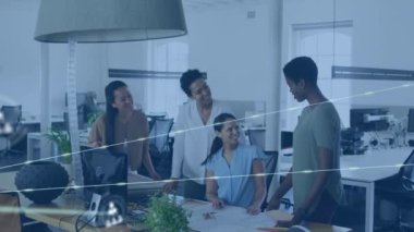 Ofiste birbirine beşlik çakan farklı kadınlara karşı profil simgelerinin oluşturduğu bir ağ animasyonu. Küresel ağ ve iş teknolojisi kavramı