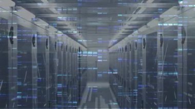 Bilgisayar sunucu odasına karşı mavi mozaik karelerin ve ışık yollarının animasyonu. Bilgisayar arayüzü ve iş veri depolama teknolojisi kavramı