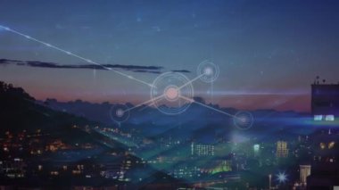 Geceleri şehir manzarasının havadan görüntüsüne karşı bağlantı ağının animasyonu. Küresel ağ ve iş teknolojisi kavramı
