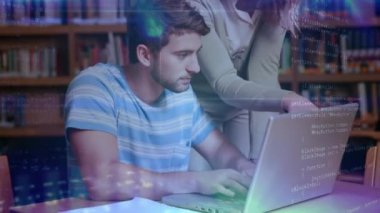 Kafkasyalı öğrencilerin çalışmasıyla ilgili veri işleme animasyonu. Küresel eğitim, öğrenim, okul, dijital arayüz ve dijital olarak oluşturulan veri işleme kavramı.