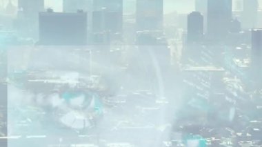 Şehir manzarasının havadan görüntüsüne karşı veri işleme sistemli birden fazla ekranın animasyonu. Bilgisayar arayüzü ve iş teknolojisi kavramı