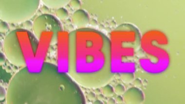 Soyut sıvı desenli arka planda titreşimlerin canlandırılması. Sosyal medya, iletişim, şablon ve renk kavramı dijital olarak oluşturulmuş video.