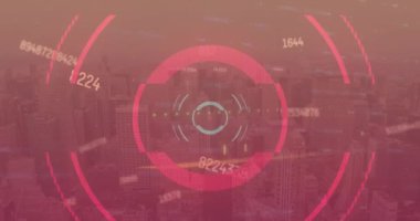 Şehir manzarasının havadan görünüşü üzerinden birden fazla değişen sayının ve finansal veri işlemenin animasyonu. Küresel finans ve iş veri teknolojisi kavramı