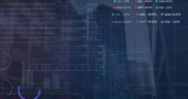 Yüksek binaların görünümüne karşı istatistiksel ve borsa veri işleme animasyonları. Küresel ekonomi ve iş veri teknolojisi kavramı