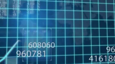 Dünya haritasına karşı ızgara ağı üzerinden çoklu değişen sayılar ve veri işleme animasyonu. Bilgisayar arayüzü ve iş veri teknolojisi kavramı