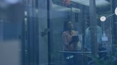 Ofisteki asansörde tartışan farklı erkek ve kadınların dijital simge ağının animasyonu. Küresel ağ ve iş teknolojisi kavramı