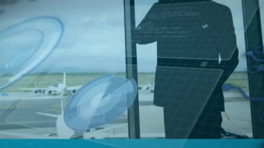 Havaalanında akıllı telefondan konuşan bir iş adamının dikiz aynasıyla veri işleme animasyonu. Bilgisayar arayüzü ve iş teknolojisi kavramı