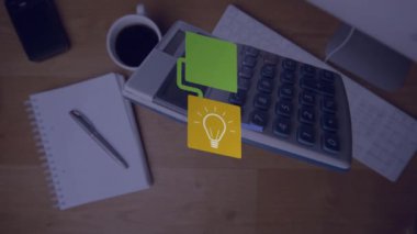 Tahta ofis masasına düşen hesap makinesine karşı dijital simge ağının canlandırılması. Küresel ağ ve iş teknolojisi kavramı