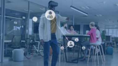 VR kulaklık takan Afro-Amerikan bir adama karşı profil ikonlarının animasyonu. Küresel ağ ve gelecekteki iş teknolojisi kavramı