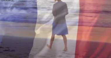 Beyaz bir kadının sahilde yürümesi üzerine Fransız bayrağı animasyonu. Fete nationale francaise, vatanseverlik ve dijital olarak üretilen kutlama konsepti.