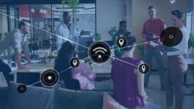 Ofiste birlikte tartışan çeşitli meslektaşlar takımının dijital simge ağının animasyonu. Küresel ağ ve iş teknolojisi kavramı