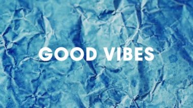 Mavi buruşuk kağıda yakın çekimde iyi titreşimlerin animasyonu. Sosyal medya, iletişim, renk ve şablon kavramı dijital olarak oluşturuldu.