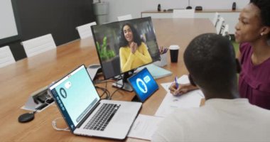 Ekranda ai chat yapan farklı iş kadınlarının kompozisyonu. Dijital olarak oluşturulmuş küresel yapay zeka, iletişim ve veri işleme kavramı.