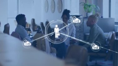 Ofiste birlikte tartışan çeşitli meslektaşlar takımının dijital simge ağının animasyonu. Küresel ağ ve iş teknolojisi kavramı