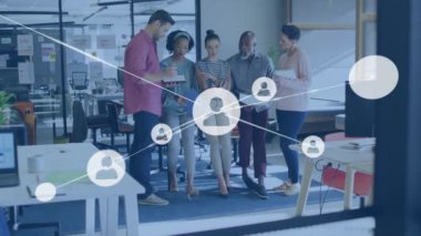 Profil simgelerinden oluşan bir ağın animasyonu ofiste birlikte tartışan çeşitli meslektaşlar arasında. Küresel ağ ve iş teknolojisi kavramı