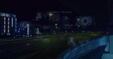 Geceleri şehir trafiğinin havadan görüntüsüne karşı yuvarlak tarayıcı ve veri işleme animasyonları. Bilgisayar arayüzü ve iş veri teknolojisi kavramı
