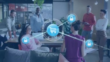 Ofiste birlikte tartışan çeşitli meslektaşlar takımının dijital simge ağının animasyonu. Küresel ağ ve iş teknolojisi kavramı