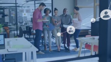 Profil simgelerinden oluşan bir ağın animasyonu ofiste birlikte tartışan çeşitli meslektaşlar arasında. Küresel ağ ve iş teknolojisi kavramı