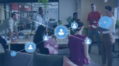 Profil simgelerinden oluşan bir ağın animasyonu ofiste birlikte tartışan çeşitli meslektaşlar arasında. Küresel ağ ve iş teknolojisi kavramı