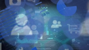 Gri arka planda birden fazla dijital simge ve istatistiksel veri işleme animasyonu. Bilgisayar arayüzü ve iş veri teknolojisi kavramı