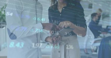 Afro-Amerikan erkek ve kadının ofiste tartıştığı borsa veri işleminin animasyonu. Küresel ekonomi ve iş teknolojisi kavramı