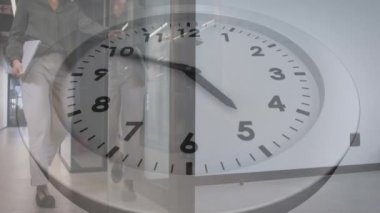 Asyalı iş kadınının ofise gelişinin düşük açılı görüntüsüne karşı saatli animasyon. Bilgisayar arayüzü ve iş teknolojisi kavramı