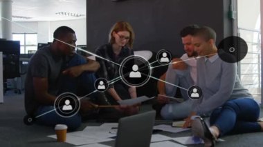 Ofisteki belgeler üzerinde tartışan çeşitli meslektaşlar üzerinde profil simgelerinin oluşturulduğu ağın animasyonu. Küresel ağ ve iş teknolojisi kavramı