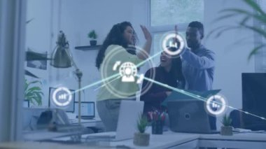 Ofiste birbirlerine beşlik çakan çeşitli meslektaşlar üzerine dijital simge ağının animasyonu. Küresel ağ ve iş teknolojisi kavramı