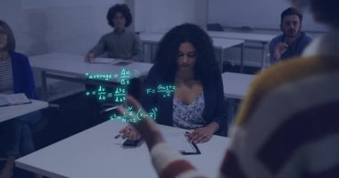 Çeşitli öğrenciler üzerinde denklem ve veri işleme animasyonları. Küresel eğitim, öğrenim, okul, dijital arayüz ve dijital olarak oluşturulan veri işleme kavramı.