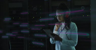 Bilgisayar sunucuları tarafından Afrika kökenli Amerikalı kadın teknisyen üzerinde veri işleme animasyonu. Küresel bulut hesaplama, dijital arayüz ve veri işleme kavramı dijital olarak oluşturulmuş video.