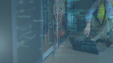 Sunucu odasında dizüstü bilgisayar kullanarak Asyalı erkek mühendisin veri işleme ve değişen numaralarının animasyonu. Bilgisayar arayüzü ve iş veri depolama teknolojisi kavramı