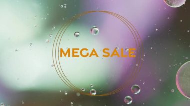 Sıvı ve takılar üzerinde mega satış metninin animasyonu. Satışlar, perakende, iletişim, renk ve şablon konsepti dijital olarak oluşturulmuş video.