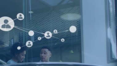 Ofisteki merdivenlerde tartışan kadın ve erkeğin profili simgelerinin oluşturulduğu bir ağ animasyonu. Küresel ağ ve iş teknolojisi kavramı