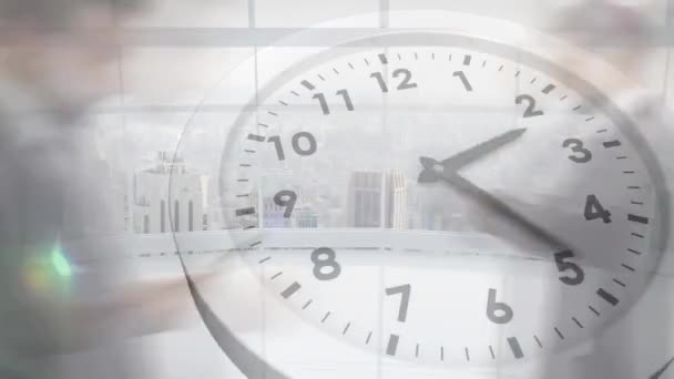 Animation Der Tickenden Uhr Gegen Zeitraffer Von Geschäftsleuten Büro Computerschnittstelle — Stockvideo