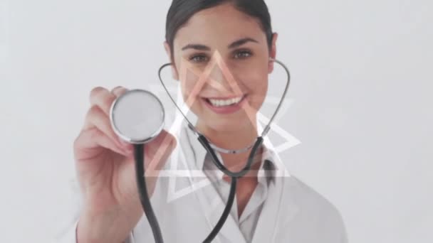 Animacja Ikon Medycznych Geometryczny Kształt Nad Białą Lekarką Trzymającą Stetoskop — Wideo stockowe