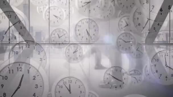 Animazione Più Orologi Ticchettio Che Cadono Contro Time Lapse Uomini — Video Stock