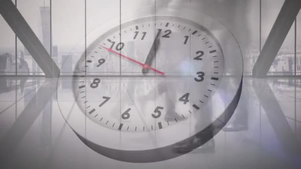 Анимация Тикающих Часов Против Истечения Времени Низкой Части Бизнесменов Идущих — стоковое видео