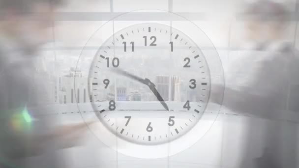 オフィスを歩いているビジネスマンの時間の経過に対して時計をカチカチアニメーション コンピュータ インターフェースとビジネス技術の概念 — ストック動画