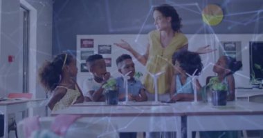 Neşeli kadın öğretmenler ve rüzgar türbinli öğrenciler üzerindeki bağlantı ağının animasyonu. Ekoli, okul, eğitim, çocukluk ve öğrenme, dijital olarak oluşturulmuş video.