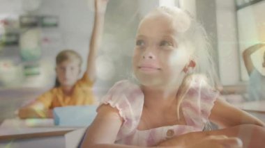 Çeşitli sınıflarda gülümseyen beyaz kız öğrencilerin masasında el kaldırması üzerine Bokeh ışıkları animasyonu. Okul, eğitim, çocukluk ve öğrenme, dijital olarak oluşturulan video.